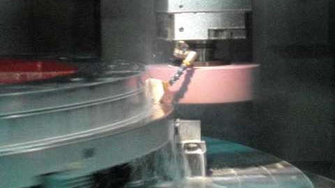 Broušení na vertikálním soustruhu VLC